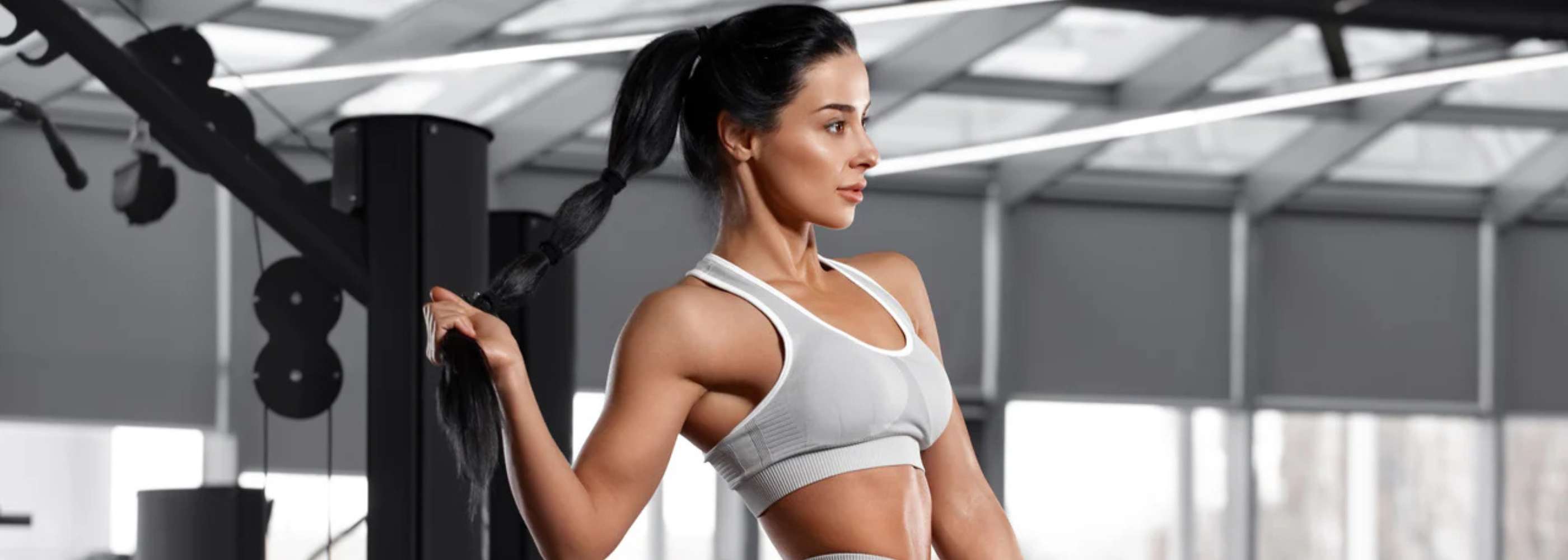 Woman training in a light-gray sports set from Murps Activewear.