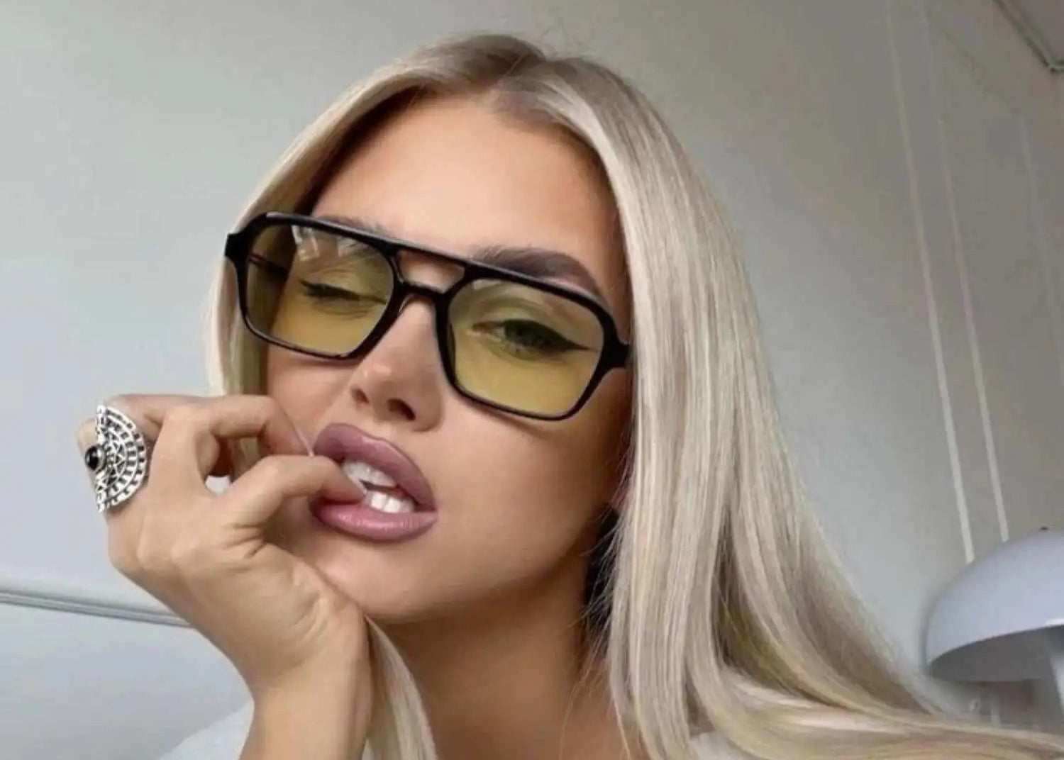 Model in oversized sunglasses from Murps